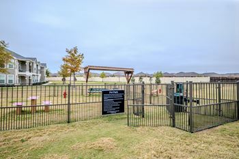 Off-leash pet park & grooming spa